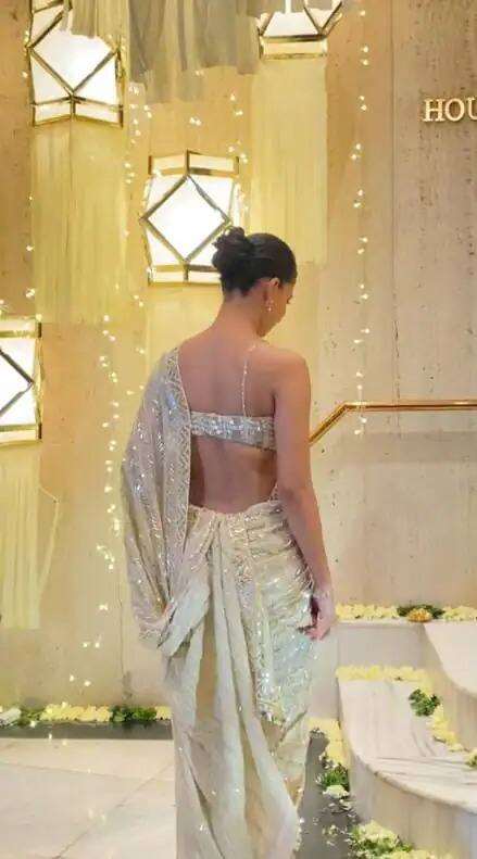 ਸੁਹਾਨਾ ਖਾਨ ਨੇ ਇਸ ਸਾੜ੍ਹੀ ਦੇ ਨਾਲ ਨੂਡਲ ਸਟ੍ਰੈਪ ਬਲਾਊਜ਼ ਪਾਇਆ ਹੋਇਆ ਹੈ। ਇਸ ਦੇ ਨਾਲ ਹੀ ਉਸ ਨੇ ਆਪਣੇ ਪੱਲੂ ਨੂੰ ਲੱਕ 'ਚ ਬੰਨ੍ਹ ਕੇ ਬੜੇ ਹੀ ਅੰਦਾਜ਼ ਨਾਲ ਲੱਕ ਤੇ ਕੈਰੀ ਕੀਤਾ ਹੋਇਆ ਸੀ।