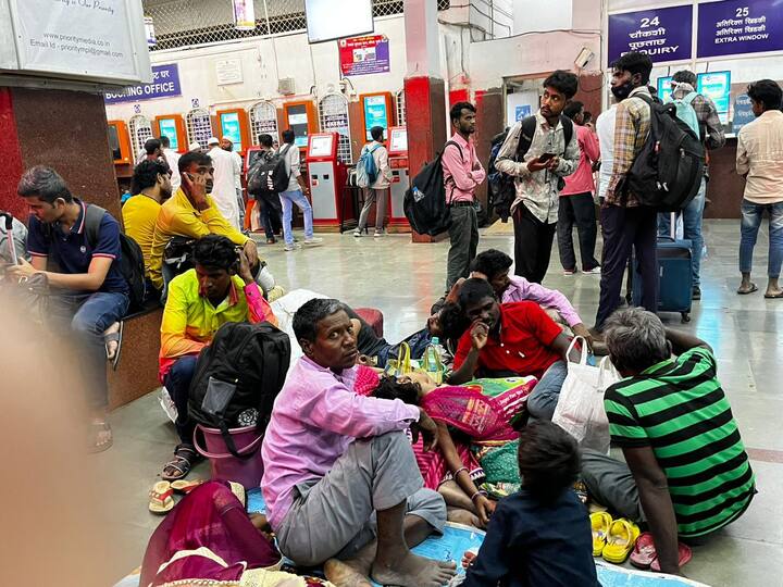 आपलं गाव गाठण्यासाठी अनेक प्रवासी आतूर आहेत.