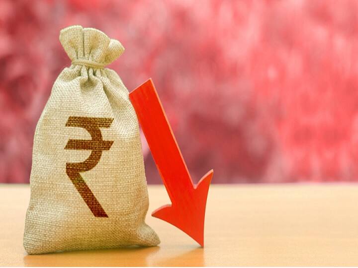डॉलरच्या तुलनेत रुपयाची आणखी घसरण होण्याची शक्यता आहे.