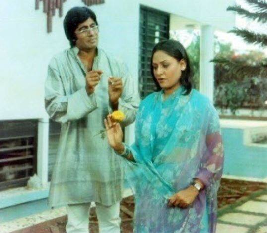 अमिताभ ने फिर सिमी से पूछा कि रोमांटिक होने का उनका क्या मतलब है, जिसे जया ने अपने साथी के लिए शराब और फूल लाने के रूप में समझाया. जया ने तब कहा, 