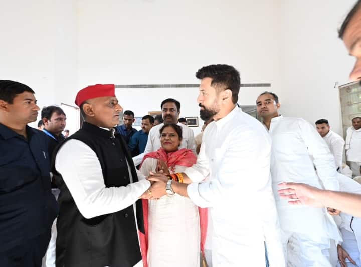 पूर्व केंद्रीय मंत्री रामविलास पासवान के बेटे और रालोजपा के अध्यक्ष चिराग पासवान भी गुरुवार को सैफई पहुंचे. इस दौरान उनकी अखिलेश यादव के साथ एक भावुक तस्वीर सामने आई.