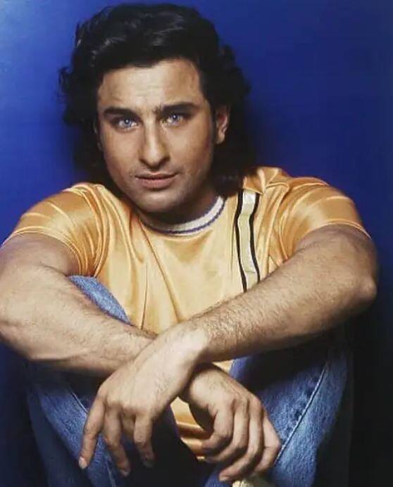 ਸੈਫ ਅਲੀ ਖਾਨ ਨੇ 1990 ਦੇ ਦਹਾਕੇ ਦੀ ਸ਼ੁਰੂਆਤ 'ਚ ਫਿਲਮਾਂ 'ਚ ਡੈਬਿਊ ਕੀਤਾ ਸੀ ਪਰ ਉਸ ਸਮੇਂ 'ਛੋਟੇ ਨਵਾਬ' ਫਿਲਮਾਂ ਤੋਂ ਜ਼ਿਆਦਾ ਆਫ-ਸਕਰੀਨ ਸ਼ਖਸੀਅਤ ਲਈ ਜਾਣੀ ਜਾਂਦੀ ਸੀ।