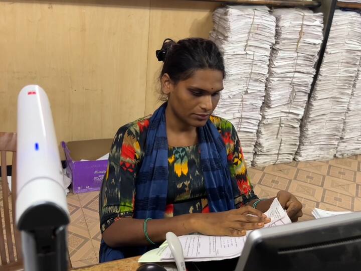 आलिया पवार वसई सेतू कार्यालयात कागदपत्रे स्कॅनिंगचे काम करतात.