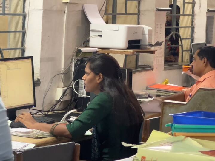 त्यामुळे तिने तृतीयपंथीयांच्या जोडीला राहून मागून आपला निर्वाह करावा लागला. मागे तहसील विभागाने काही तृतीय पंथीयांना शिधापत्रिकेचे वाटप केले होते.