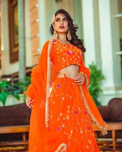 Neha Malik Desi Look: दिवाली के लिए नेहा मलिक ने कैरी किया नवाबी लुक,ऑरेंज लहंगे में बिखेरा हुस्न का जलवा