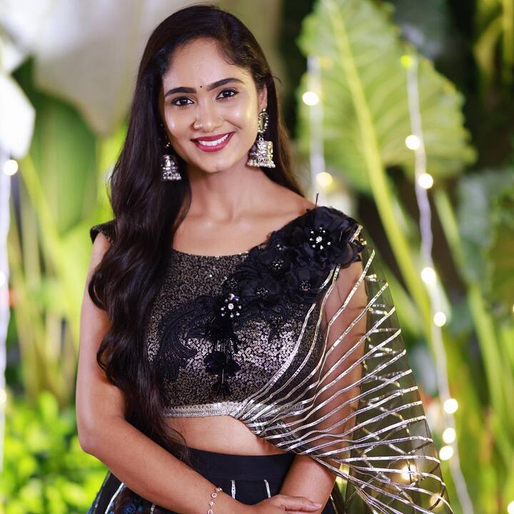 తెలుగు, కన్నడ, తమిళంలో బుల్లితెరపై మెరుస్తోన్న తేజస్విని గౌడ కన్నడ సీరియల్ 'బిలి హెండి'లొ తొలిసారిగా నటించింది. ఆ తర్వాత 'కోయిలమ్మ' సీరియల్ తో తెలుగులో ఎంట్రీ ఇచ్చింది. 'సుందరి నీయుమ్ సుందరన్ నానుమ్' తమిళ సీరియల్తో మంచి గుర్తింపు పొందింది. ప్రస్తుతం 'C/Oఅనసూయ' సీరియల్ లో నటిస్తోంది.