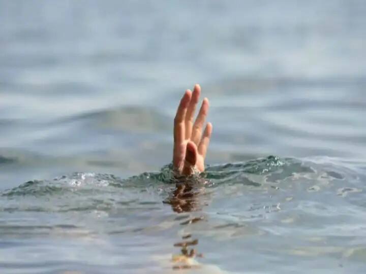 4 teenagers who were bathing in the lake in Talaja were stretched Bhavnagar: તળાજામાં તળાવમાં ન્હાવા પડેલા 4 કિશોરો તણાયા, મામાના ઘરે રહેતા કિશોરનું મોત