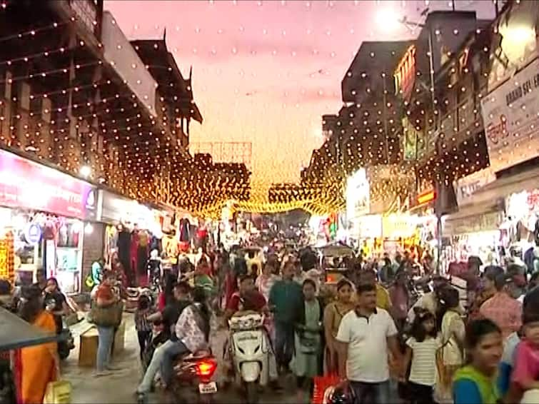 Diwali 2022 Heading out for Diwali shopping? Entry ban on seven routes, these are alternative routes Marathi News Nashik Diwali 2022 : नाशिककर! दिवाळीच्या खरेदीसाठी बाहेर पडताय? सात मार्गांवर प्रवेश बंदी, असे आहेत पर्यायी मार्ग