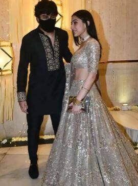 ਤਸਵੀਰ 'ਚ ਤੁਸੀਂ ਦੇਖ ਸਕਦੇ ਹੋ ਕਿ ਸਾਰਾ ਅਲੀ ਖਾਨ ਆਪਣੇ ਭਰਾ ਇਬਰਾਹਿਮ ਅਲੀ ਖ਼ਾਨ ਨਾਲ ਇਸ ਪਾਰਟੀ 'ਚ ਪਹੁੰਚੀ ਹੈ। ਦੋਵਾਂ ਭੈਣ-ਭਰਾਵਾਂ ਦਾ ਮਾਣ ਦੇਖਣ ਯੋਗ ਸੀ।