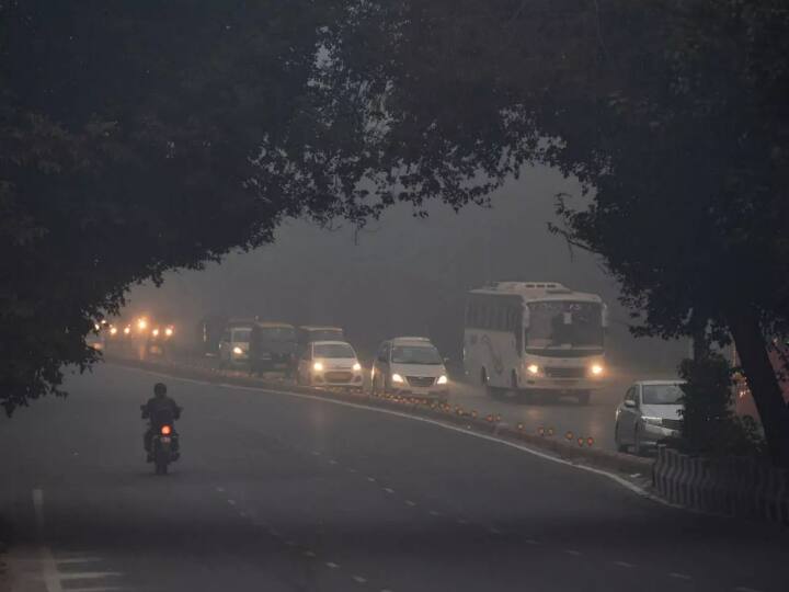 Delhi NCR Weather Updates Minimum temperature reached 16 degrees in Delhi cold increased, AQI in very bad category Delhi-NCR Weather Updates: दिल्ली में रात का पारा 16 डिग्री तक पहुंचा, ठंड का असर बढ़ा, दमघोंटू हुई हवा
