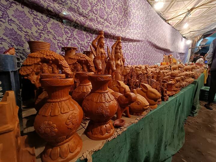 दिवे, आकाश कंदीलसह यंदा बाजारपेठेत मातीचे सुंदर फ्लॉवर पॉट आणि आकर्षक मुर्तीलाही यंदा चांगली पसंती ग्राककांडकून मिळत आहे.