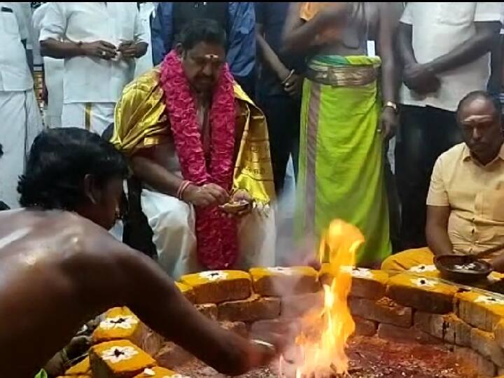 Edappadi Palaniswami had darshan of Sami in the pouring rain at Muthumalai Murugan temple TNN முத்துமலை முருகன் கோயிலில் கொட்டும் மழையில் இபிஎஸ் சாமி தரிசனம்