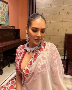 डीप नेक फ्लॉवर प्रिंटेड लहंगा पहन क्या खूब लगीं Esha Gupta, अदाएं देख कहीं टिकी न रह जाएं आपकी निगाहें