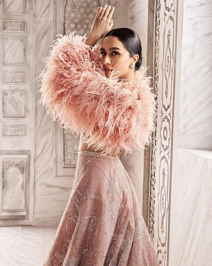 এই প্রজন্মের অত্যন্ত জনপ্রিয় ও প্রথম সারির অভিনেত্রী শ্রদ্ধা কপূর। নিজের জীবনের এক ফালি শেয়ার করে নিলেন ফ্যানেদের সঙ্গে।