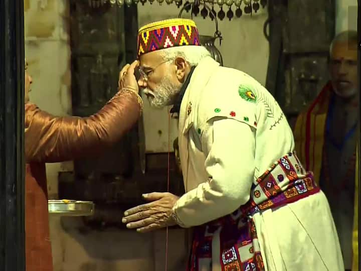 PM Modi is seen wearing handmade dress made by women of Chamba, Himachal Pradesh. The dress known as Chola Dora was gifted to PM during his recent visit to the state. (Source: ANI)