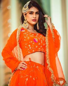 Neha Malik Desi Look: दिवाली के लिए नेहा मलिक ने कैरी किया नवाबी लुक,ऑरेंज लहंगे में बिखेरा हुस्न का जलवा