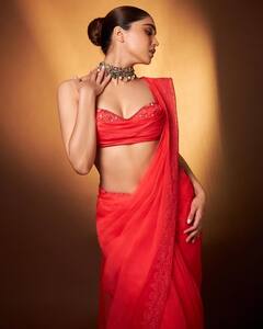 Sharvari Wagh Diwali Look: रेड साड़ी में अप्सरा सी खूबसूरती दिखीं शरवरी वाघ, कातिल निगाहों ने फैंस को बनाया दीवाना