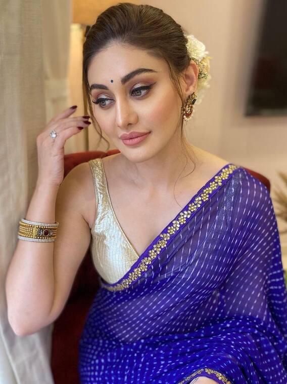 गजरा-बिंदी-चूड़ी, साड़ी में गॉर्जियस शेफाली