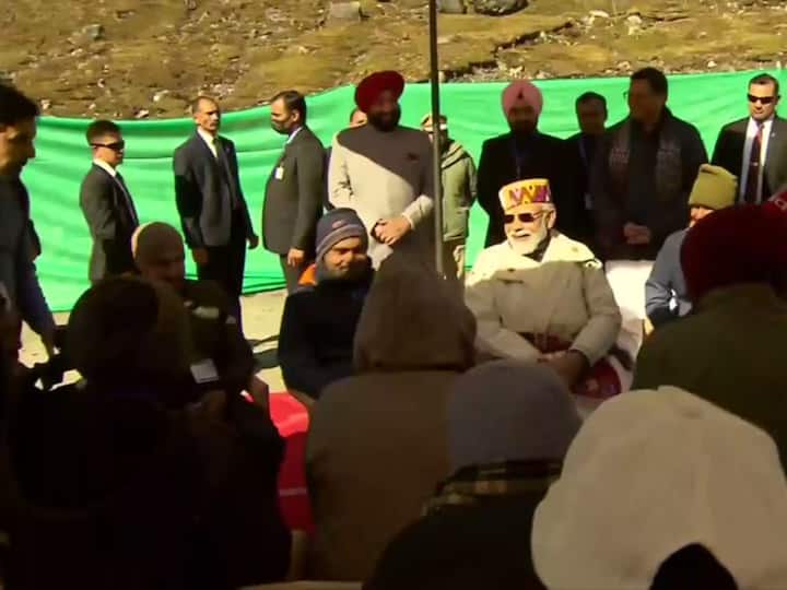 PM Modi had a free-wheeling interaction with shramjeevis working on development projects. (Source: ANI)