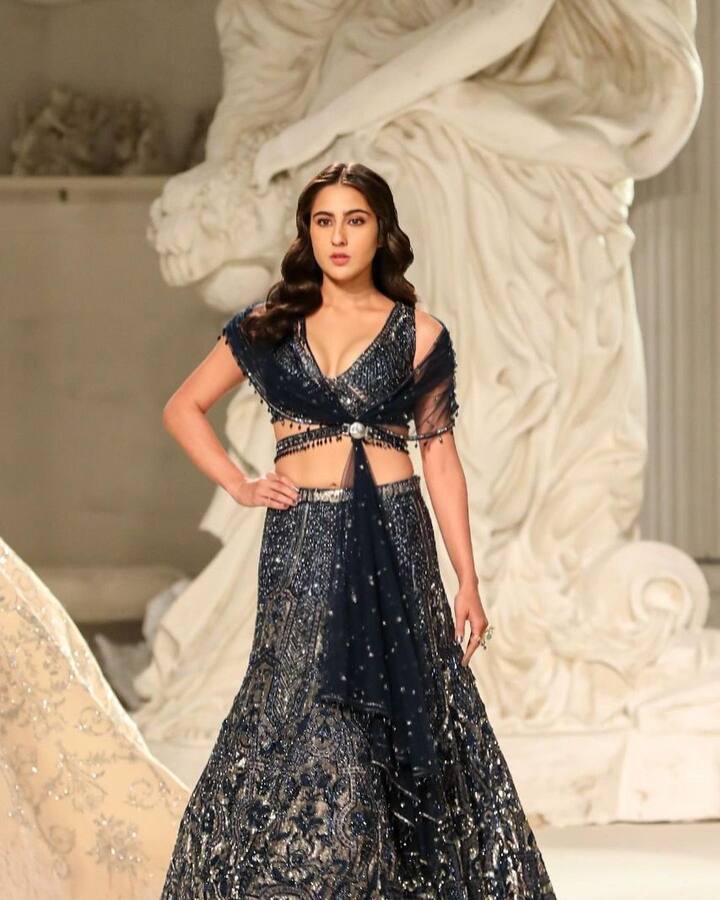 ओपन हेअरस्टाईल आणि काळ्यारंगाचा लेहेंगा सारावर खुलून दिसत आहे.(फोटो सौजन्य :saraalikhan95/इंस्टाग्राम)