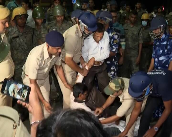 TET Job seekers stubborn in the movement, the police announced 'illegal gathering' TET: টেনে হিঁচড়ে আন্দোলনকারীদের সরানো হচ্ছে, 'বেআইনি জমায়েত' ঘোষণা পুলিশের