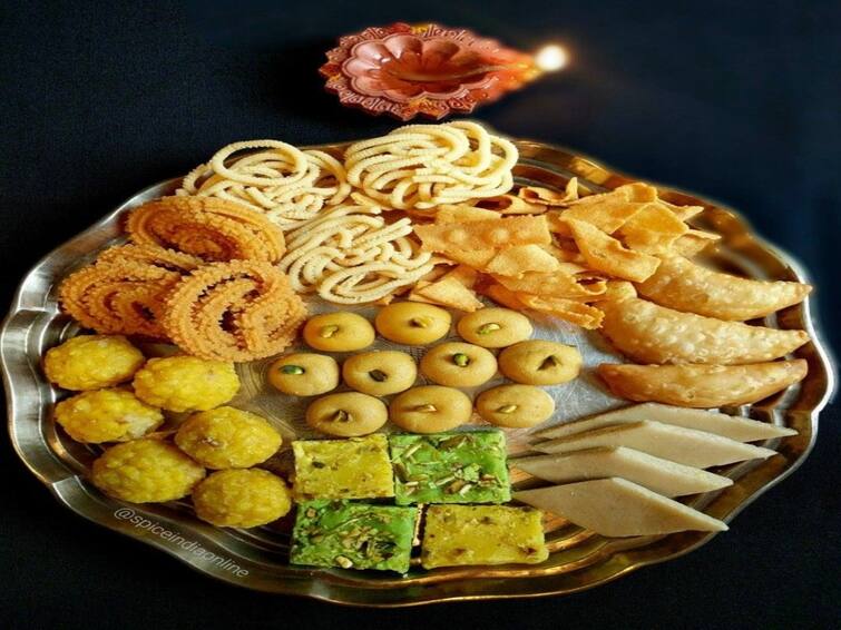 Festive Season Tips To Keep Your Diet Healthy During Festivities Diwali 2023: இந்த பண்டிகையை ஆரோக்கியமாக கொண்டாட வேண்டுமா? இந்த டிப்ஸை ஃபாலோ பண்ணுங்க!