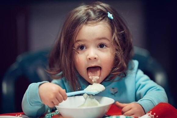 Toddler In UK Suffers From Pica Rare Condition To Make Her Eat Non Food Items Viral News:দেওয়ালের 'প্লাস্টার' থেকে সোফার 'ফোম', সটান মুখে চালান 'Pica-আক্রান্ত' খুদের!