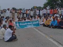 पिक विम्यासह नुकसान भरपाईसाठी शेतकरी आक्रमक, परभणी-गंगाखेड राष्ट्रीय महामार्ग रोखला