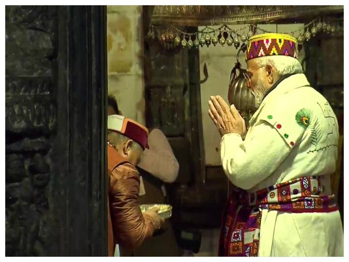 PM Modi Dons Traditional 'Chola Dora' Hand Made By Chamba Women For Prayers In Uttarakhand PM Modi Dons Traditional 'Chola Dora' Hand Made By Chamba Women For Prayers In Uttarakhand