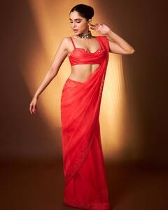 Sharvari Wagh Diwali Look: રેડ સાડીમાં અપ્સરા લાગી શરવરી વાઘ, કાતિલ અંદાજ જોઈ ચાહકો દિવાના બન્યા