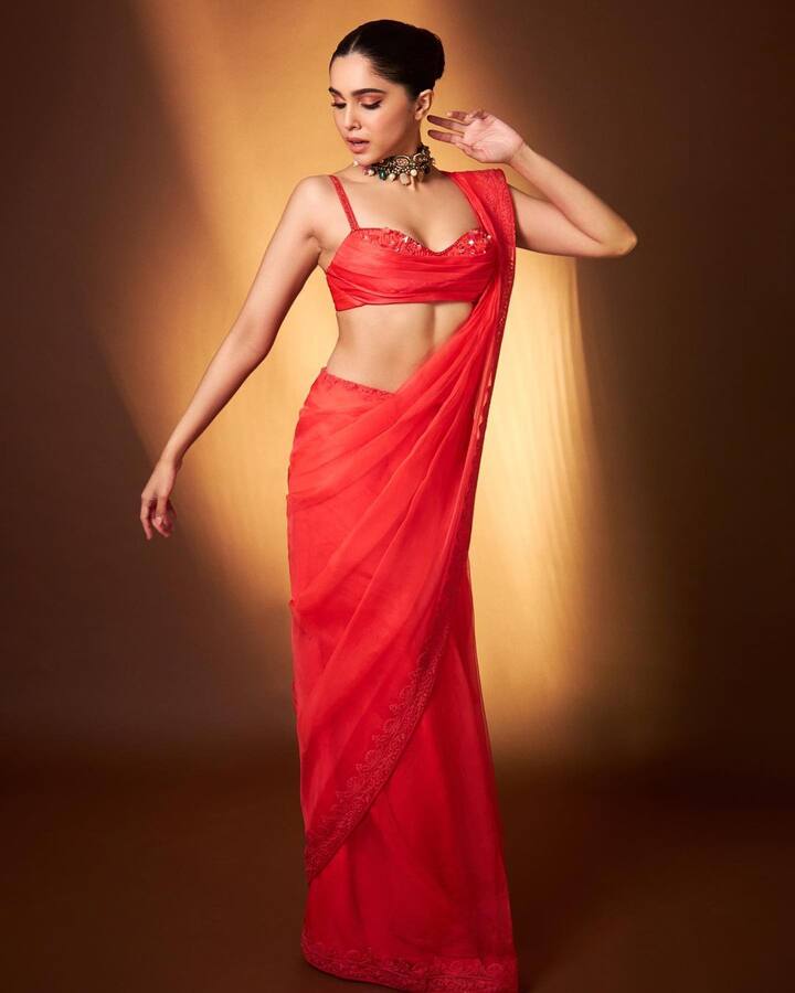 ઘણીવાર બોલ્ડ લુકમાં જોવા મળતી સુંદર હસીના શરવરી વાઘ દિવાળીના અવસર પર ટ્રેડિશનલ લુકમાં જોવા મળી હતી. અભિનેત્રીએ તેના સાડી લુકની ઘણી તસવીરો પણ ચાહકો સાથે શેર કરી છે. જે ઝડપથી વાયરલ થઈ રહી છે.