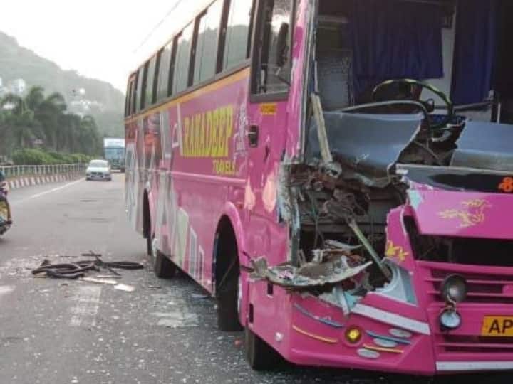 On Friday morning, 4 including the player and the coach were injured when a women's cricket team bus collided with a truck in Gyanpuram, Visakhapatnam महिला क्रिकेट टीम की बस की विशाखापत्तनम में ट्रक से टक्कर, खिलाड़ी और कोच समेत 4 घायल