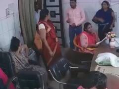 आजमगढ़: अधिकारी पर कुर्सी से हमला करने वाली आशा संगिनी के खिलाफ प्रदर्शन, बर्खास्त करने की मांग