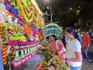 Diwali 2022 : मातीच्या फॅन्सी दिव्यांनी बाजारपेठा सजल्या; यंदा मातीच्या झुमरचा बोलबाला