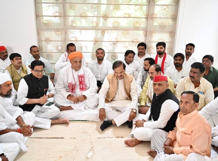 मुलायम सिंह यादव के निधन के बाद पहली बार बलिया के सांसद विरेंद्र सिंह मस्त सैफई पहुंचे. इस दौरान वे अखिलेश यादव और राम गोपाल यादव के साथ नजर आए. सामने आई तस्वीर में गौतम बुद्ध नगर के सांसद महेश शर्मा भी नजर आ रहे हैं.