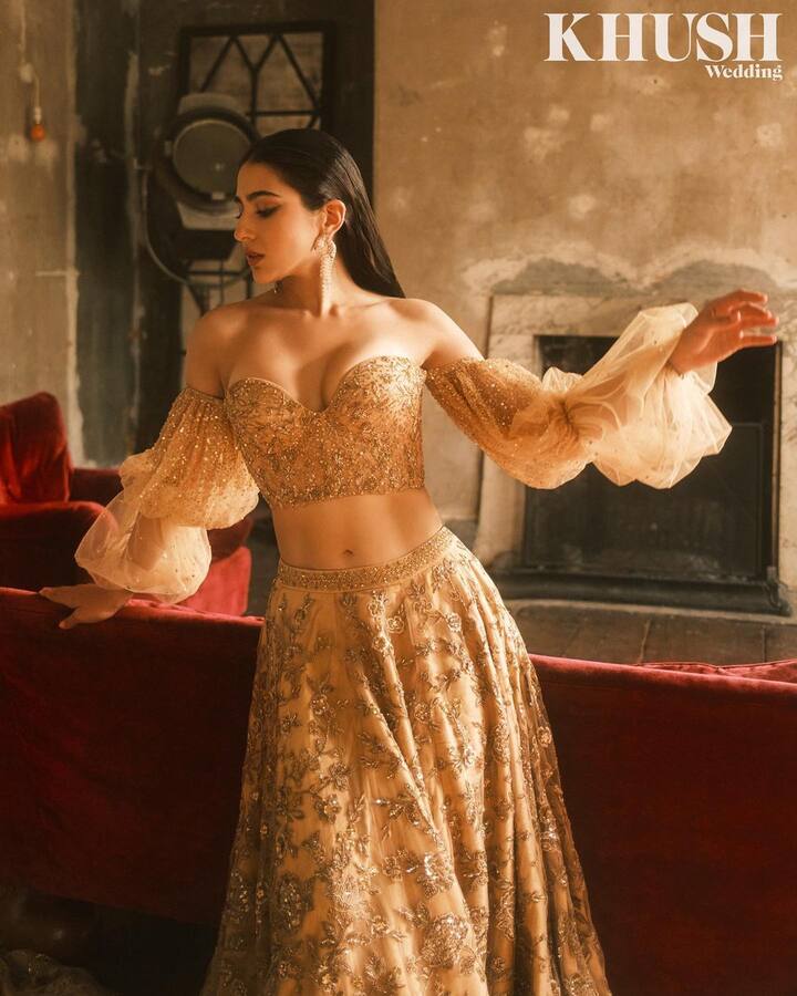 सारा या फोटोमध्ये ऑफ शोल्डर घागरामध्ये दिसत आहे. हा लूक तिच्यावर फारच सुंदर दिसत आहे.(फोटो सौजन्य :saraalikhan95/इंस्टाग्राम)