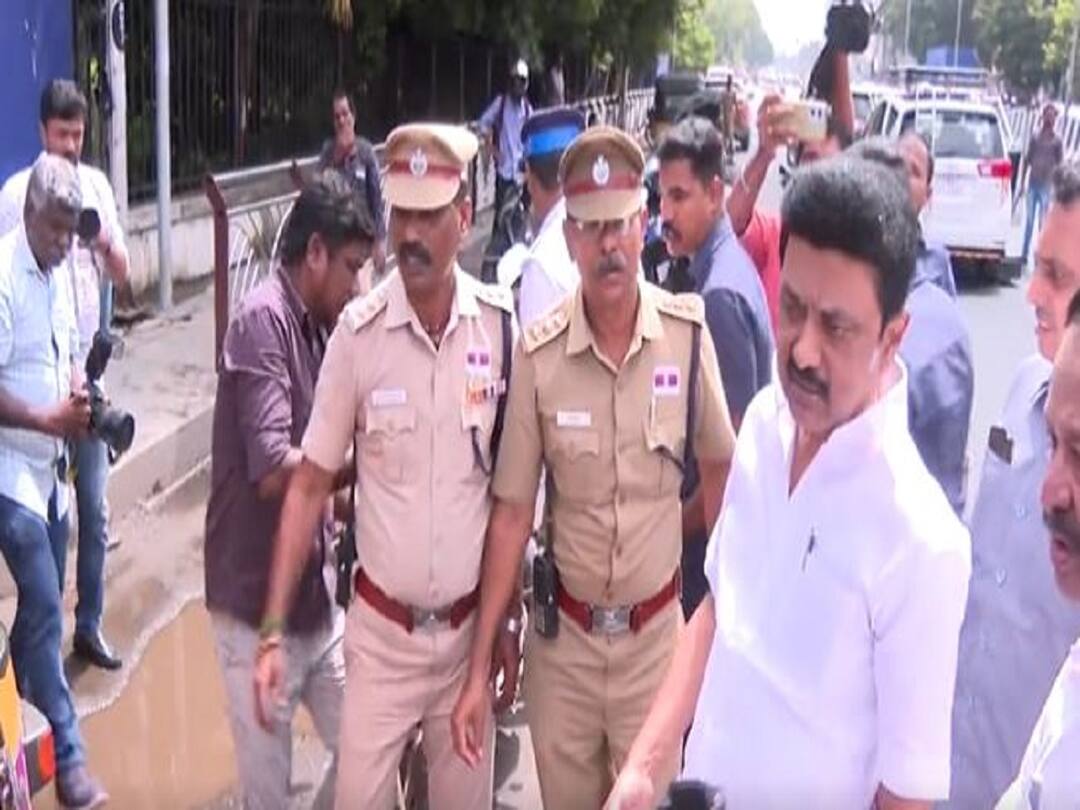 CM MK Stalin Sent Man to Hospital Who Suffered Injuries in a Road Accident AG DMS Metro station Watch Video Watch Video : அண்ணா சாலையில் விபத்து.. ஓடிச்சென்று உதவிய முதலமைச்சர் ஸ்டாலின்.. பரபரப்பு வீடியோ..