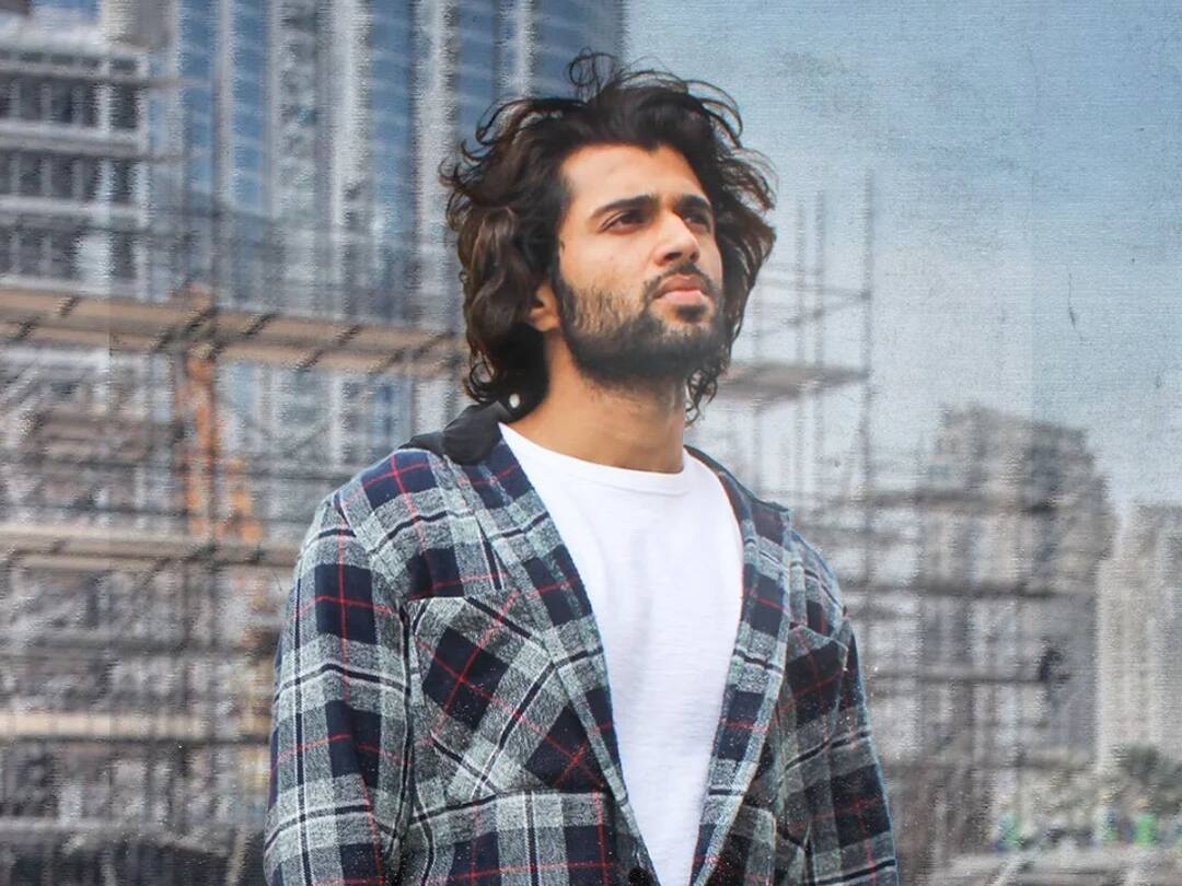 Vijay Devarakonda Ready To Do Movie With Trivikram Srinivas After Liger Disaster Vijay Devarakonda: హిట్ కోసం ఆ డైరెక్టర్ వెంటపడుతున్న రౌడీ బాయ్? ‘లైగర్’ ఎంత పనిచేసింది!