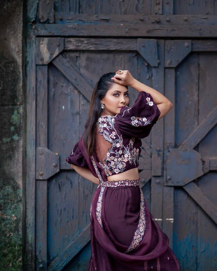 नऊवारी साडी, हातात स्टेटमेंट रिंग्स अशा लूकमध्ये सोनाली दिसत आहे. (Sonalee Kulkarni/instagram)