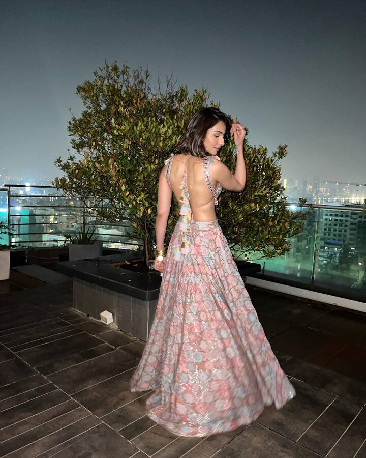 या फोटोंमध्ये रकुल प्रीत लेहेंगा चोलीमध्ये दिसत आहे.