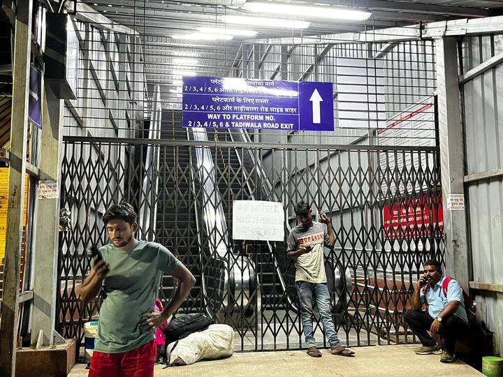 स्टेशनवरचा इलेक्ट्रिक जीना बंद असल्याने अनेकांना काहीसा त्रास सहन करावा लागत आहे.