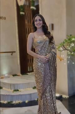 Celebs Diwali Party: दिवाली पार्टी में गोल्डन गर्ल बनकर पहुंचीं कियारा आडवाणी, साड़ी में लगीं बेहद हसीन