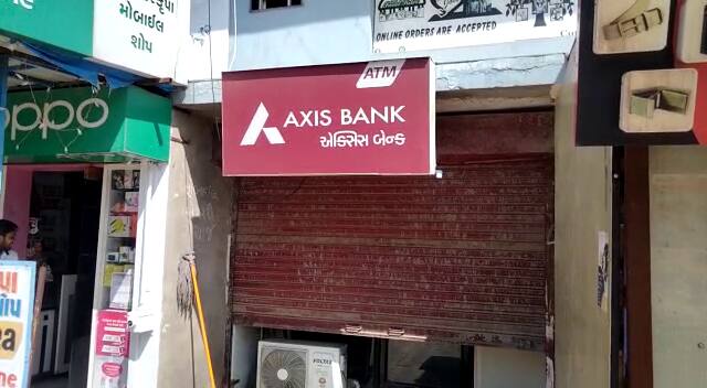Today, five thieves break ATM and theft in Gandhinagar Gandhiangar : એક્સિસ બેંકનું ATM કટરથી કાપી રૂપિયાની ચોરી, બુકાની પહેરીને આવ્યા હતા ચોર
