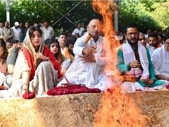 नेताजी के 'शांति हवन' में एक दिखा पूरा परिवार, सैफई में अखिलेश के साथ नजर आए प्रतीक, धर्मेंद्र और शिवपाल