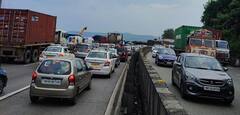 Pune Mumbai Expressway : मुंबई-पुणे एक्स्प्रेसवरील बोरघाटात वाहतूक कोंडी, अमृतांजन पुलाजवळ वाहनांच्या रांगा