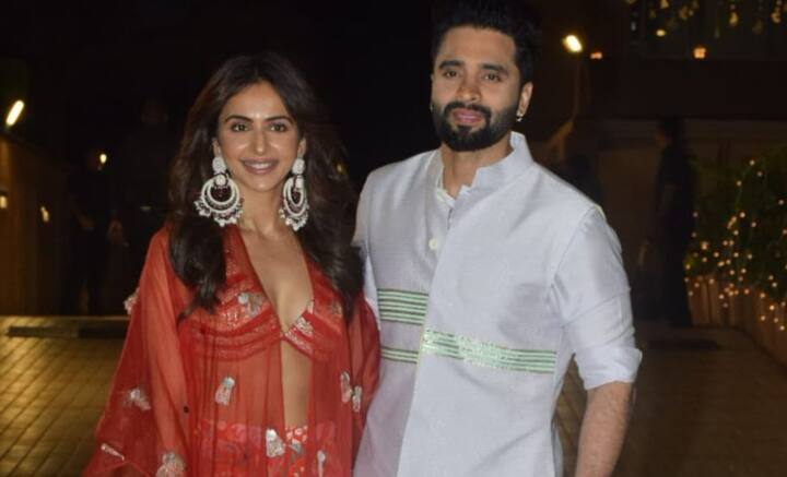 চুটিয়ে প্রেম করছেন তাঁরা। তবে লুকোছাপা নেই একেবারেই। এই দীপাবলিতে একসঙ্গে আগেও একাধিক বার ধরা দিয়েছেন জ্যাকি ভাগনানি এবং রকুলপ্রীত সিংহ।