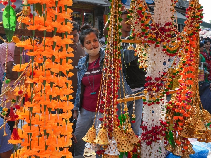 Dhanteras 2022: दीपावली से पहले बाजार में लौटी रौनक, धनतेरस पर लोगों ने यूपी से तमिलनाडु तक जमकर की खरीदारी