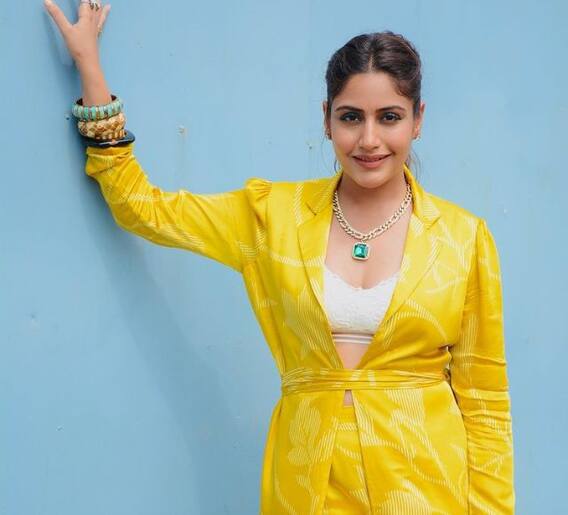 सुरभी चंदनाचा बॉसी लूकमध्ये धुमाकूळ