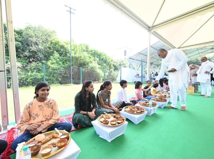 अखिलेश यादव ने गांव के मेला मैदान में चिता को मुखाग्नि दी थी, जहां नेताजी की एक झलक देखने के लिए प्रदेश भर से भारी भीड़ उमड़ी थी.