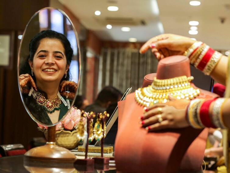 Dhanteras 2022: Use this tips to check Gold purity before buying gold on Dhanteras Dhanteras 2022: ધનતેરસ પર સોનું ખરીદતા પહેલા અપનાવો આ Tips, અસલી-નકલી સોનાની ગણતરીની મિનિટોમાં જ પડી જશે ખબર